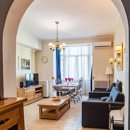 University Apartment * بوخارست