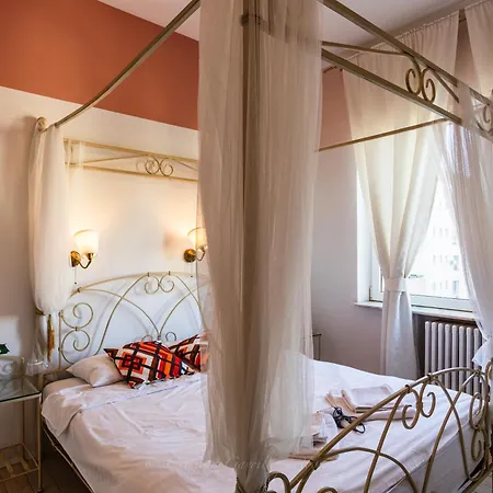 University Apartment شقة