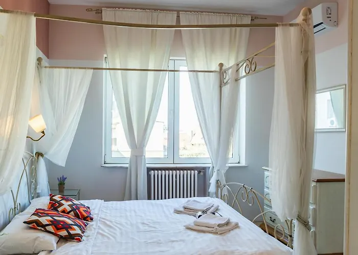 University Apartment Apartment *