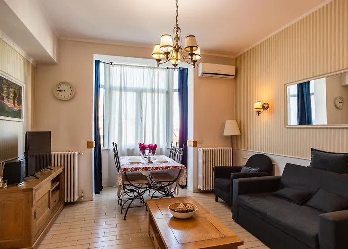 University Apartment Apartment *