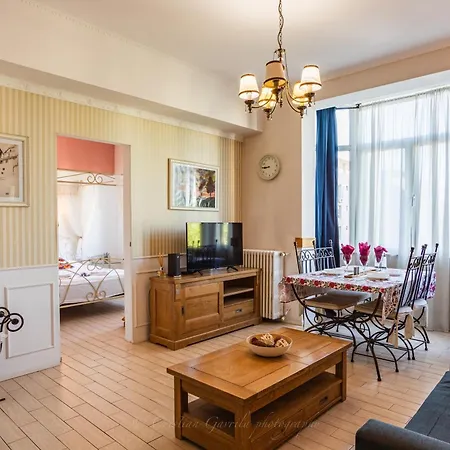 University Apartment Bükreş
