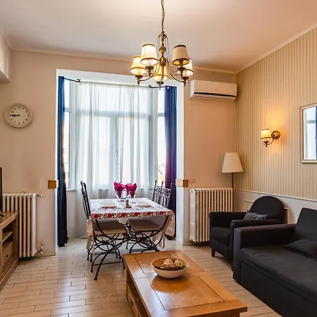 University Apartment 아파트 *