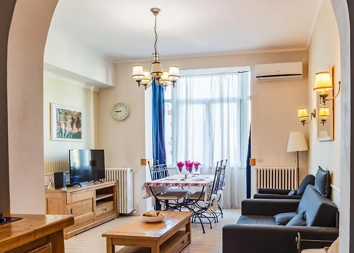 University Apartment * 부쿠레슈티